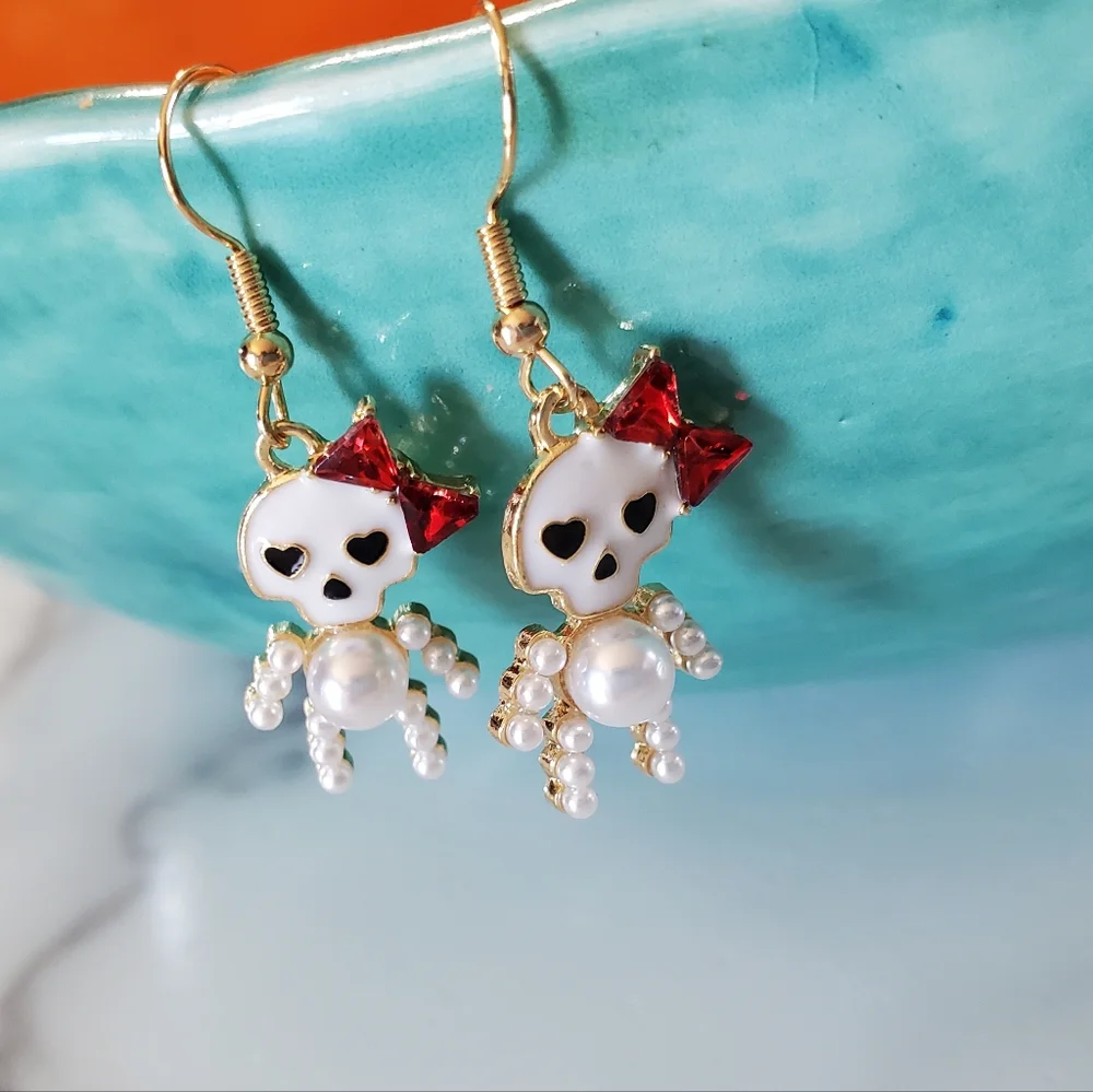 Skull Pearl Dangle Earrings - Picture 3 of 9